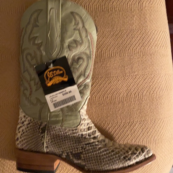 Two lovely Boots - Picture 7 of 16